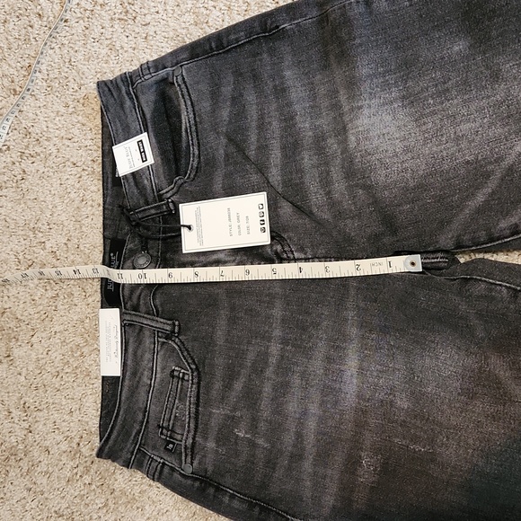 Judy Blue Capri's Size 7/28 - Picture 6 of 10